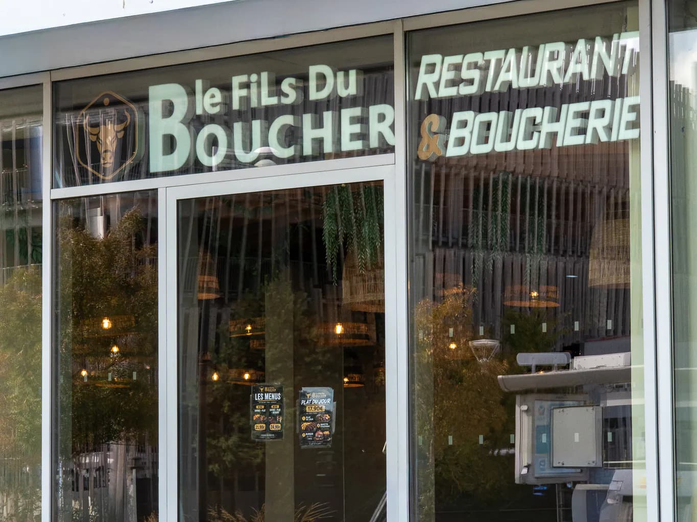 Devanture du Fils du Boucher au 39 Bd Charles-Gautier à Saint-Herblain : enseigne « Restaurant & Boucherie » et menus affichés en vitrine
